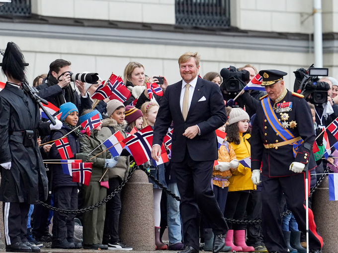 Kong Willem-Alexander av Nederland og Kong Harald på Slottsplassen. Foto: Terje Bendiksby / NTB